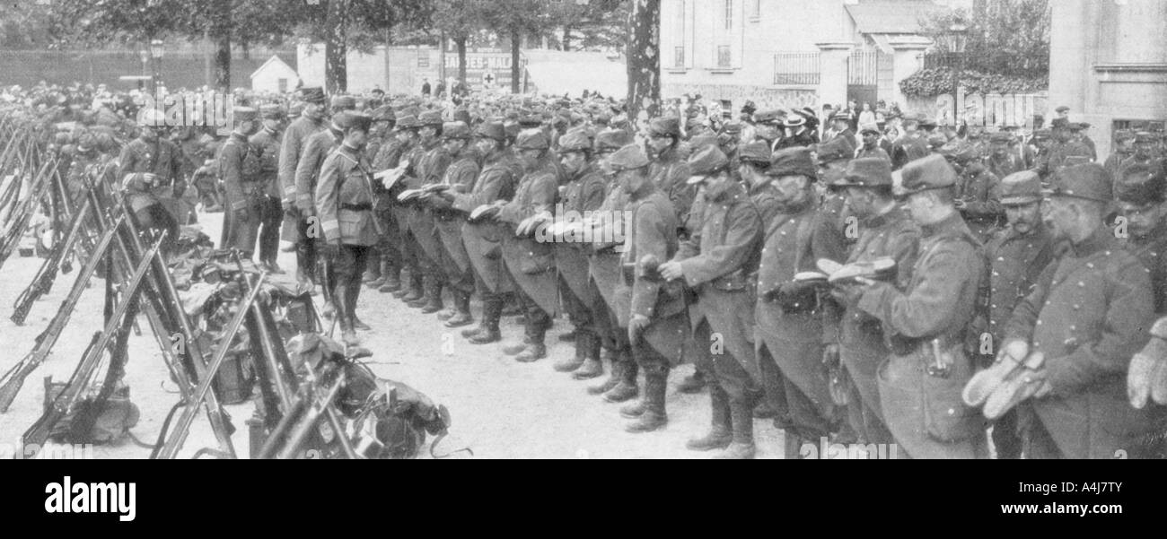 Un colonnello controllare i suoi soldati' stivali, Saint-Francois-Xavier, Parigi, Francia, Agosto 1914. Artista: sconosciuto Foto Stock