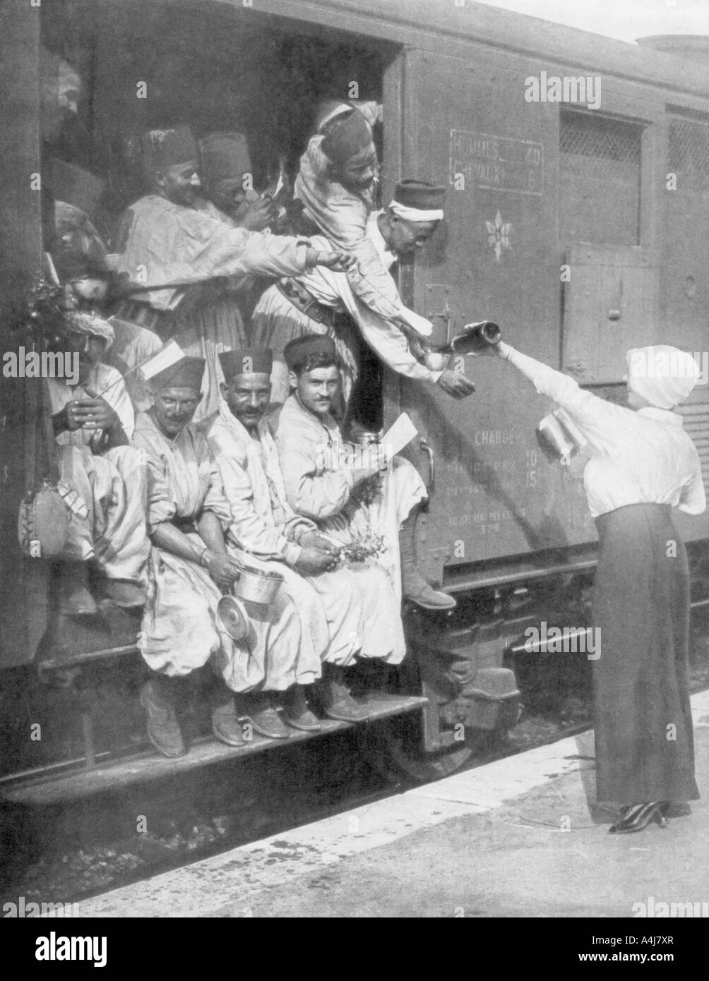 Bagno turco fucilieri in rotta verso la parte anteriore in treno, 1914. Artista: sconosciuto Foto Stock