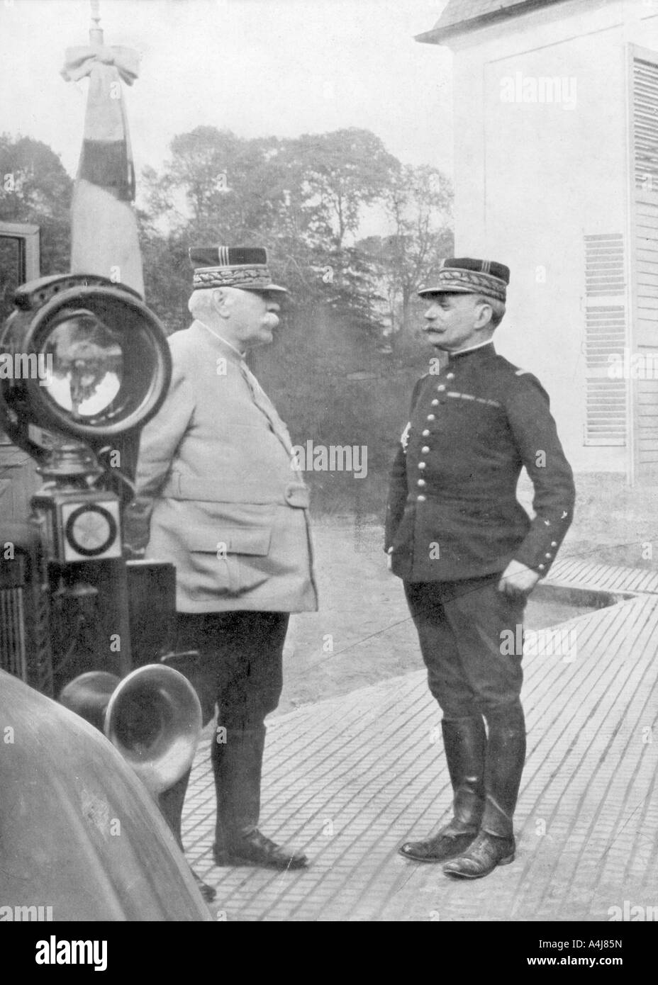 Il francese prima guerra mondiale i generali Joseph Joffre e Ferdinand Foch, Fiandre, 1914. Artista: sconosciuto Foto Stock