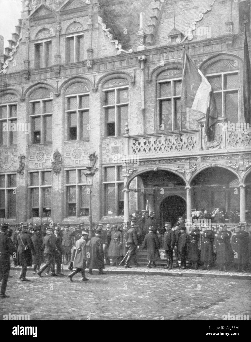 Alberto I del Belgio e il presidente francese Poincaré soddisfare in Veurne, Belgio, 1 novembre 1914. Creatore: sconosciuto. Foto Stock