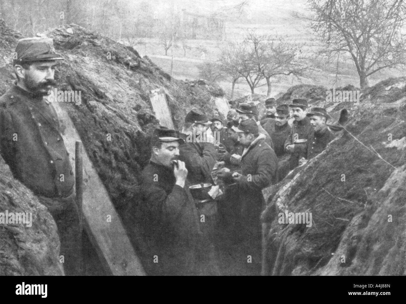 Soldati francesi nelle trincee di mangiare le loro razioni, Francia, 1915. Artista: sconosciuto Foto Stock