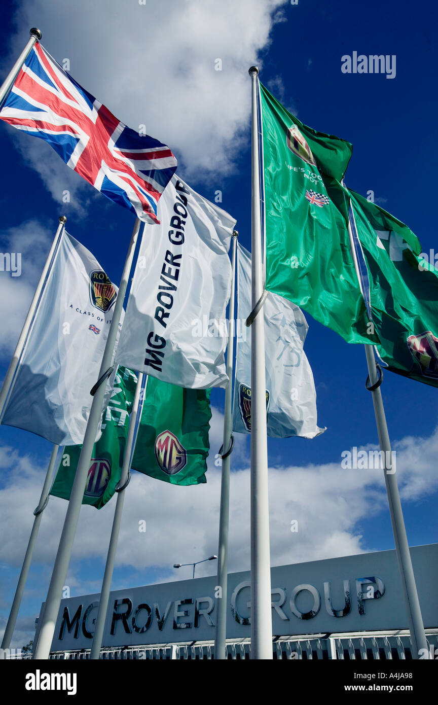 Bandiere recanti la MG Rover Group s branding al di fuori della sede di Longbridge Birmingham REGNO UNITO Foto Stock