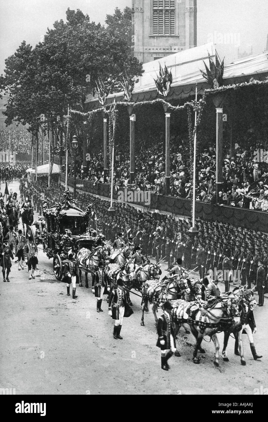 Incoronazione processione di George V e la regina Mary, vicino a Westminster Abbey, 22 giugno 1911, (1937). Artista: sconosciuto Foto Stock