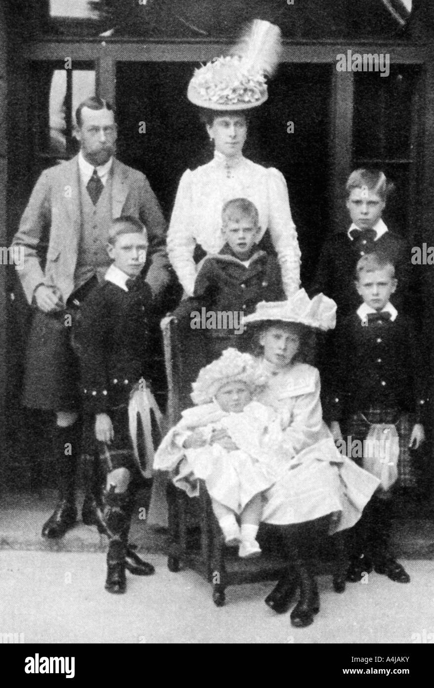 Il principe e la Principessa di Galles e per i loro figli, Abergeldie, Scozia, 1906. Artista: sconosciuto Foto Stock