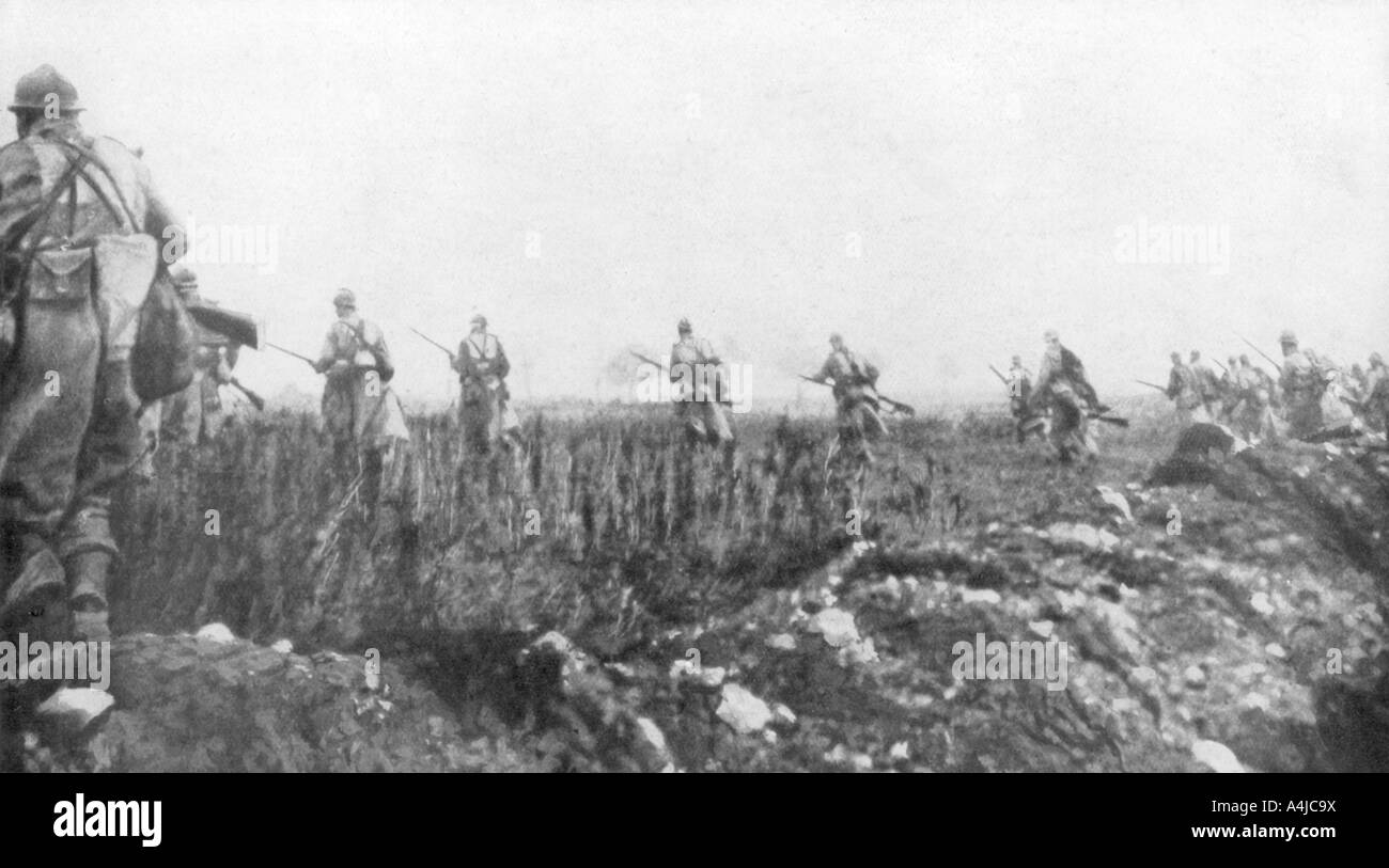 Il lancio francese la loro offensiva, seconda battaglia di Champagne, Francia, 25 settembre 1915. Artista: sconosciuto Foto Stock