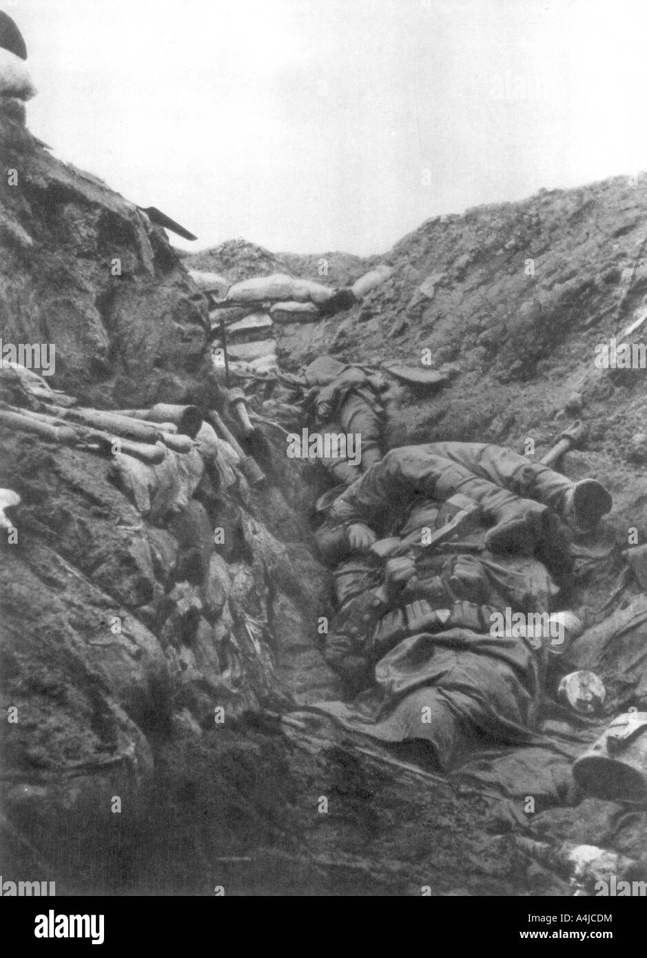 Corpi in una trincea a Mort Homme, Verdun, Francia, 9 aprile 1916. Artista: sconosciuto Foto Stock