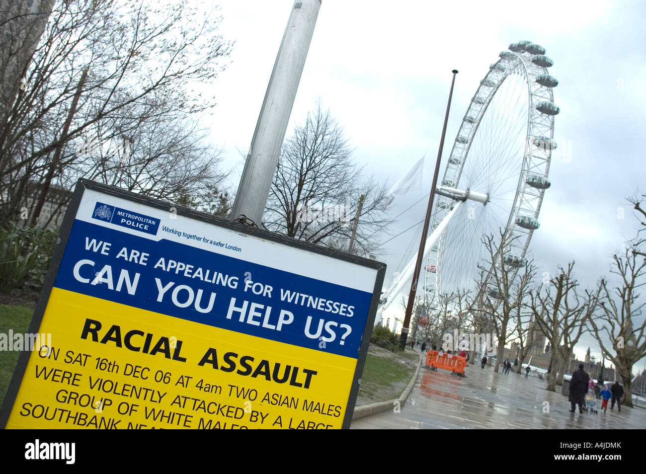 Segno di un assalto razziale vicino al London Eye, London, Regno Unito Foto Stock