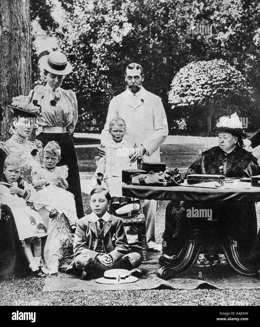 La regina Victoria e la famiglia a Osborne House, fine del XIX secolo. Artista: sconosciuto Foto Stock