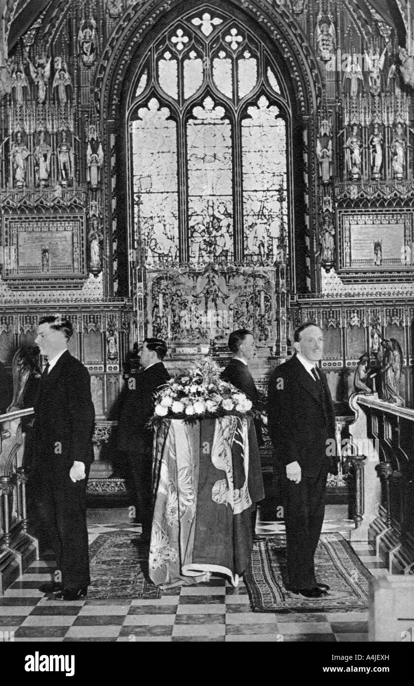 Re Giorgio V giacente in stato, Chiesa di Santa Maria Maddalena, Sandringham, Norfolk, Gennaio 1936. Artista: sconosciuto Foto Stock