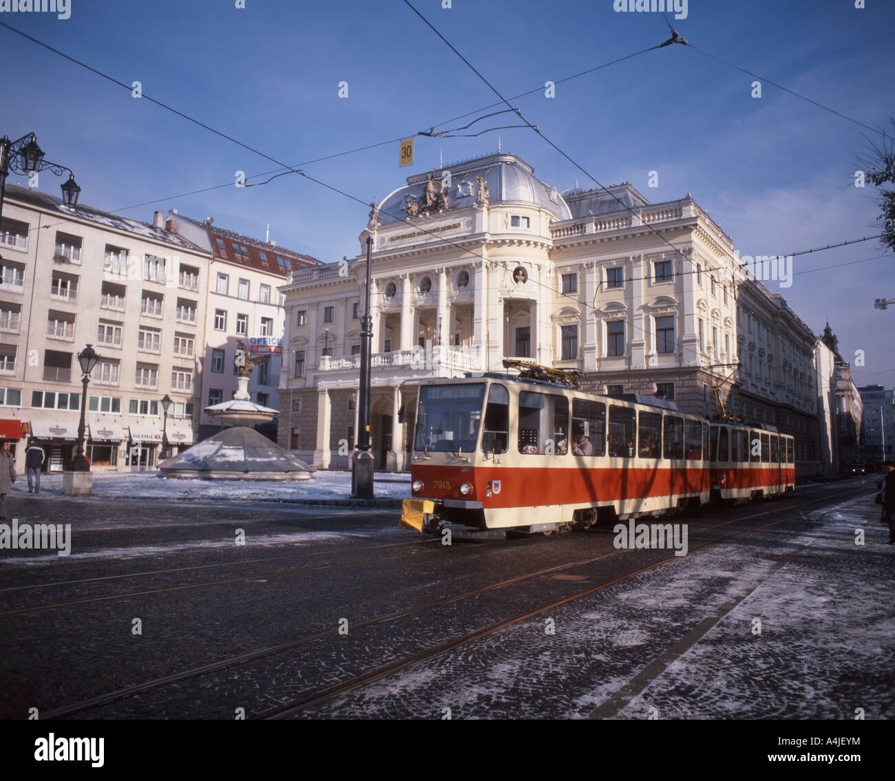Teatro Nazionale mostra city tram, Hviezdoslav Square, Città Vecchia, Bratislava, regione di Bratislava, Slovacchia Foto Stock