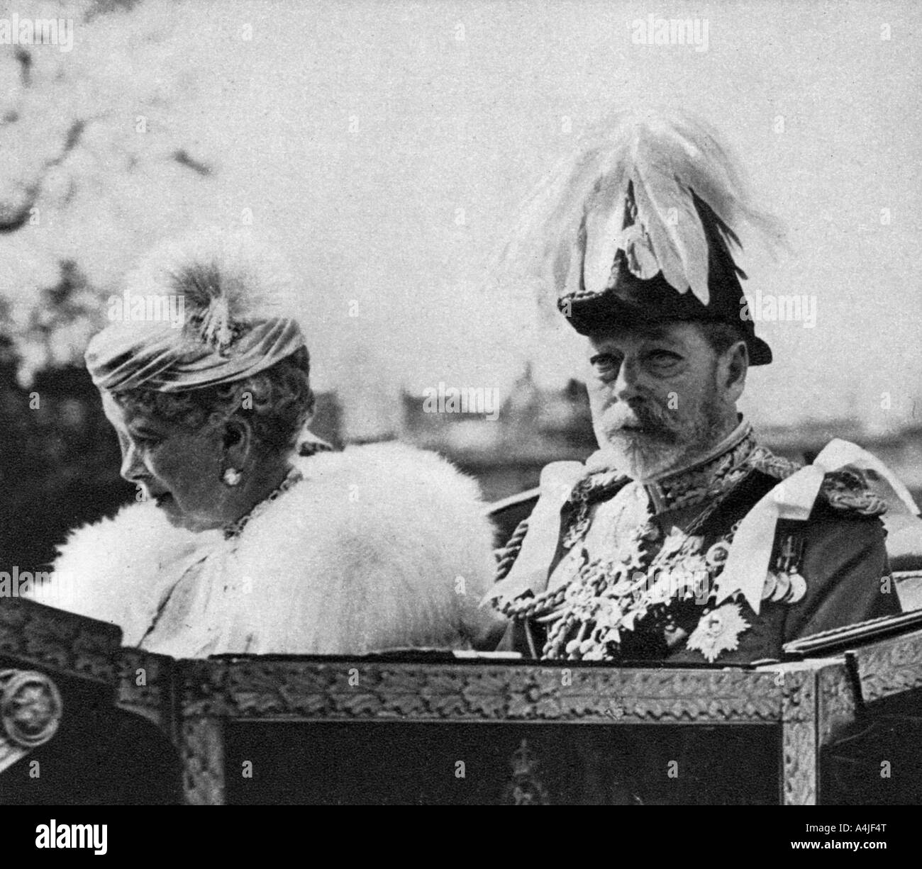 Re Giorgio V e la regina Mary sul loro modo alla Cattedrale di St Paul, Silver Jubilee, 1935. Artista: sconosciuto Foto Stock