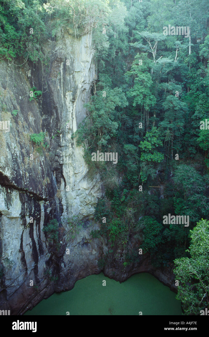 Mt Hypipamee cratere vulcanico con 60m di pareti verticali e il lago di altopiano di Atherton Queensland Australia Foto Stock