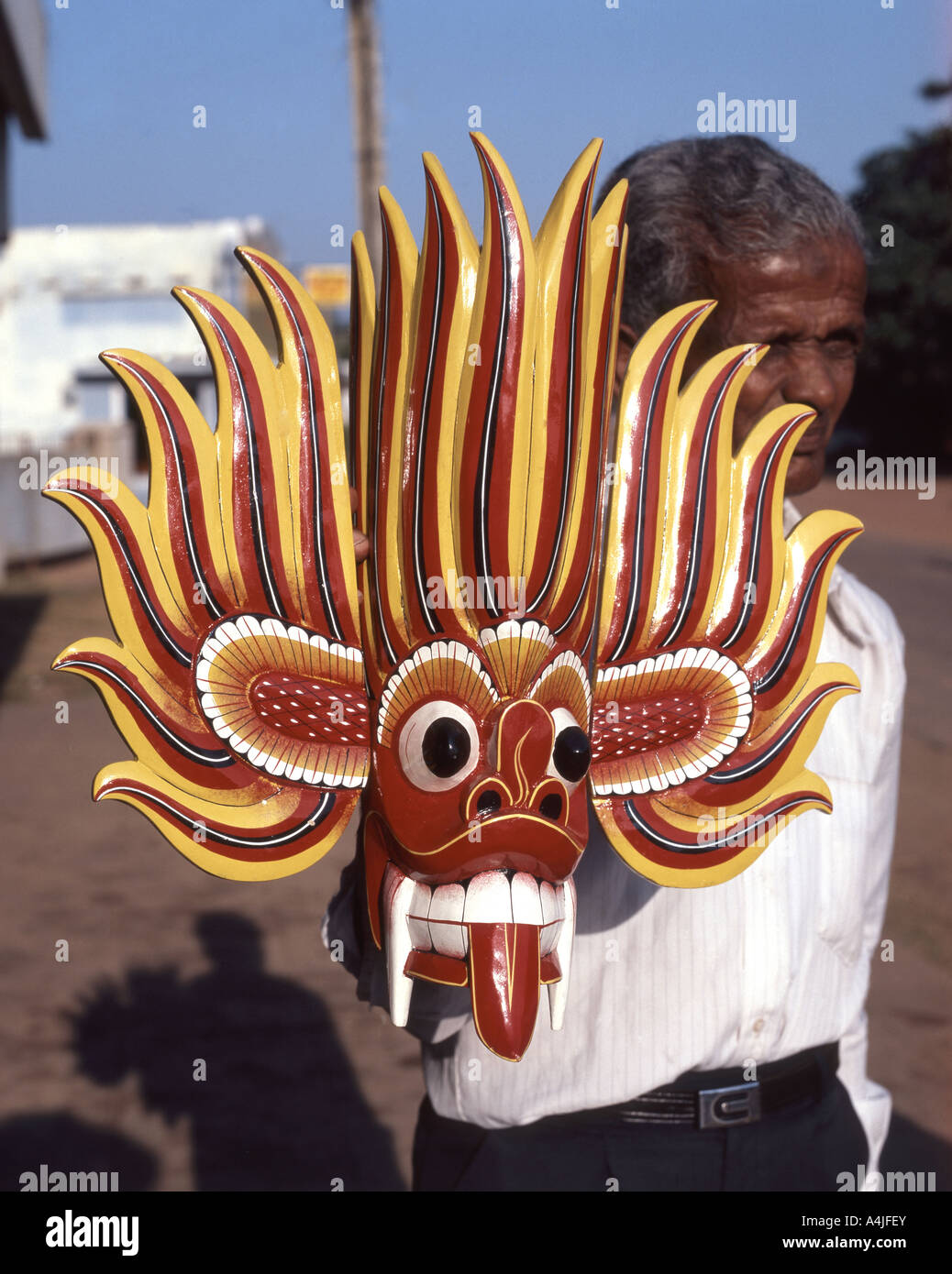 Uomo che detiene la maschera tradizionale del Raska, Galle, provincia del Sud, Sri Lanka Foto Stock