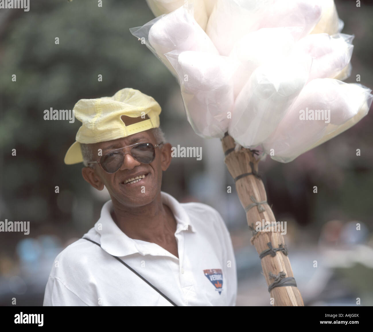 Sorridente-candy floss street venditore, Rio de Janeiro, Brasile Foto Stock