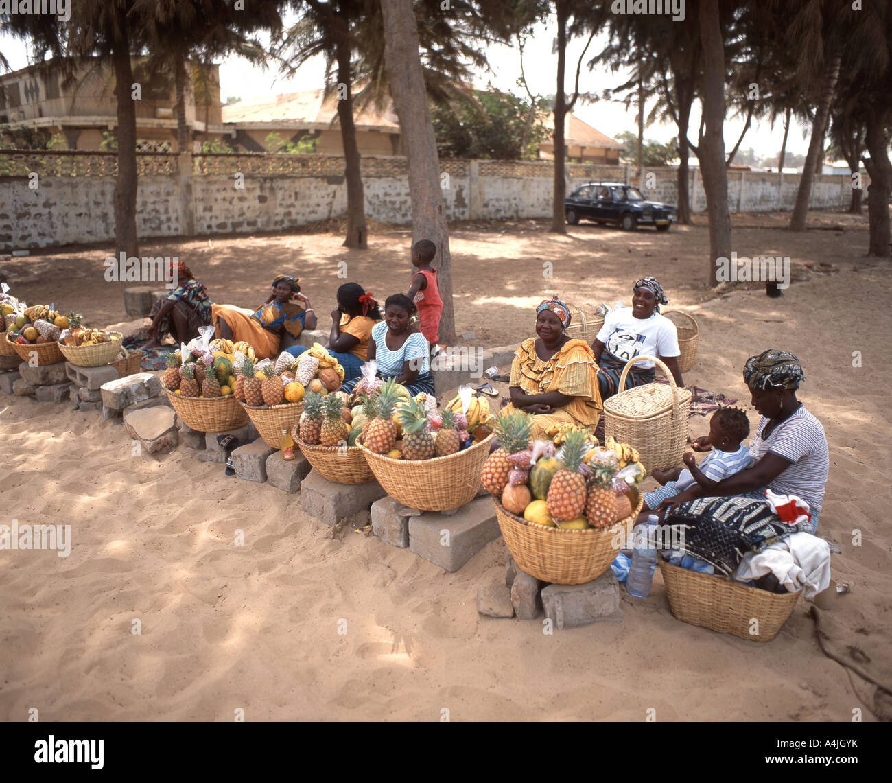 Donne locali per la vendita di frutta sulla spiaggia, Serrekunda, Repubblica della Gambia Foto Stock