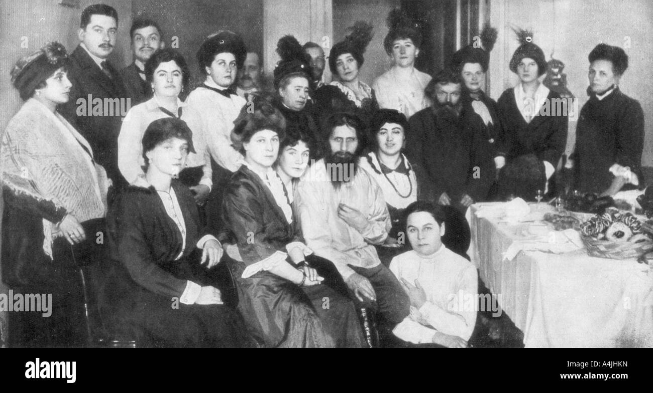 Grigori Rasputin e un gruppo di donne, 1917. Artista: sconosciuto Foto Stock