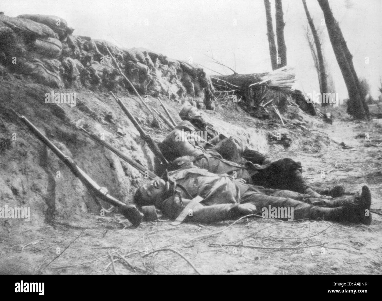 Francese di fanteria Zouave ucciso da gas, seconda battaglia di Ypres, Belgio, 22 aprile 1915, (1929). Artista: sconosciuto Foto Stock