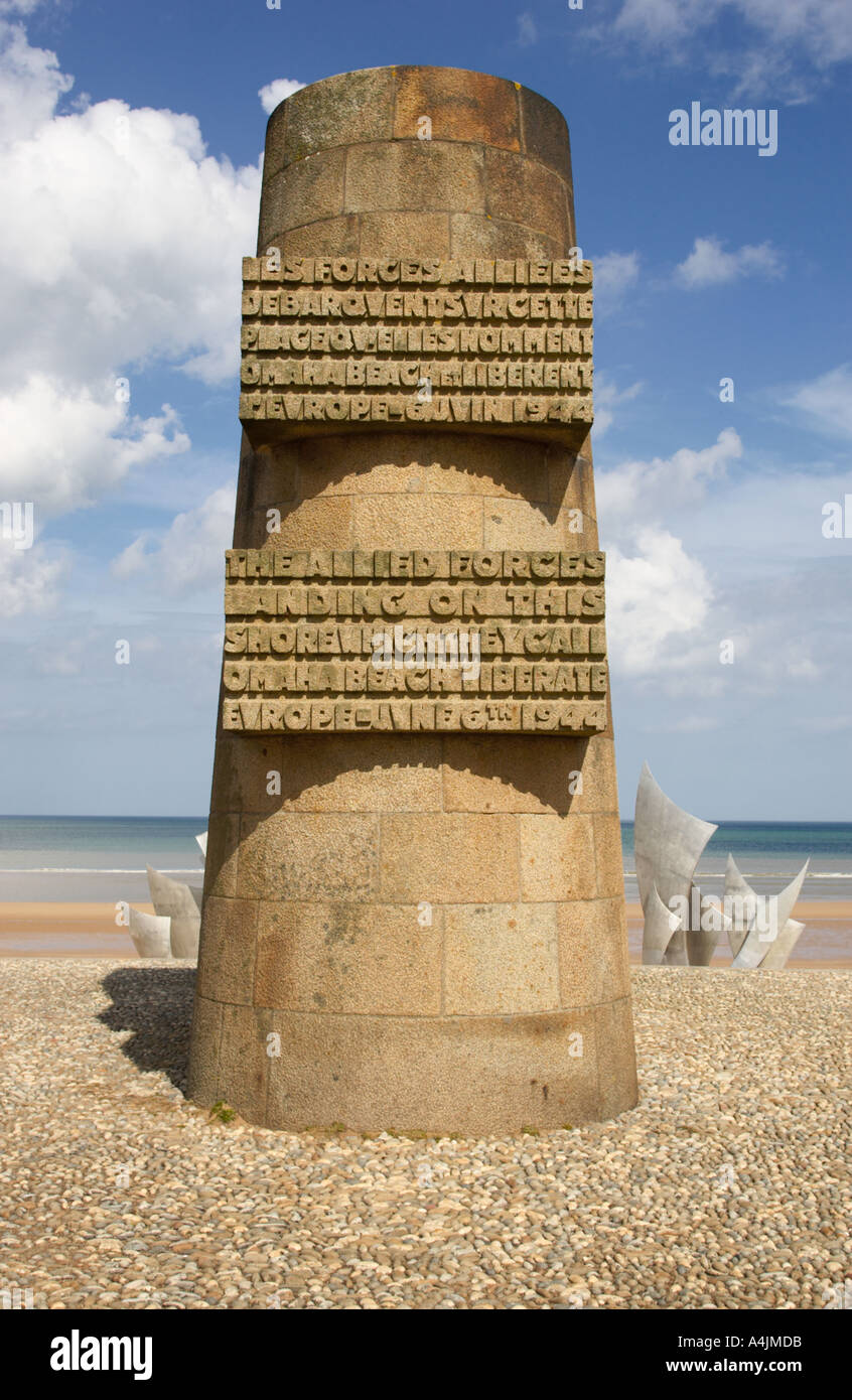 Monumento commemorativo della seconda guerra mondiale a Omaha Beach, Normandia, Francia - con la scultura Les Braves alle spalle Foto Stock