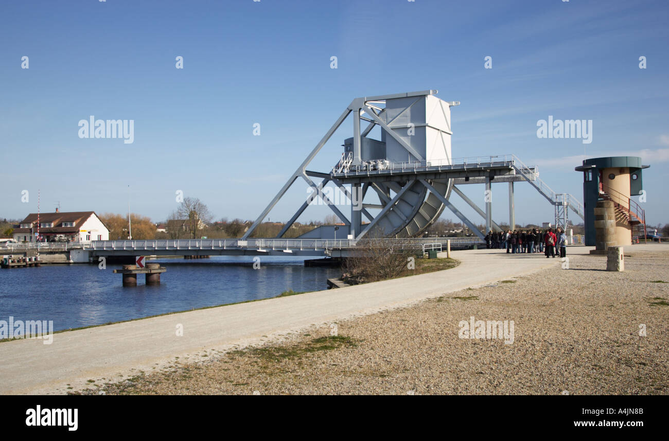 Scuola di viaggio al sito storico di ponte Pegasus Benouville Calvados Normandia Francia Europa Foto Stock
