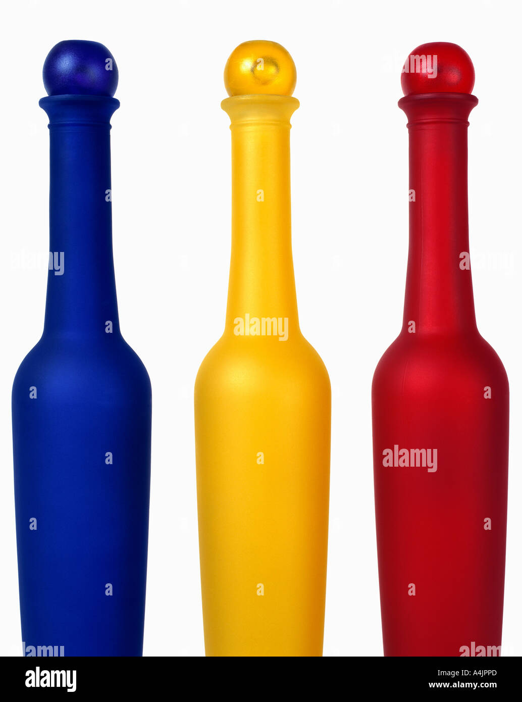 Tre bottiglie colorate di schnapps su sfondo bianco Foto Stock