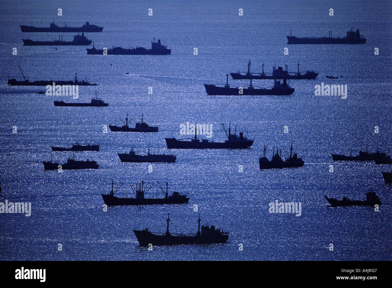 Stagliano navi cargo ancorato al di fuori del porto di Singapore all'alba Foto Stock