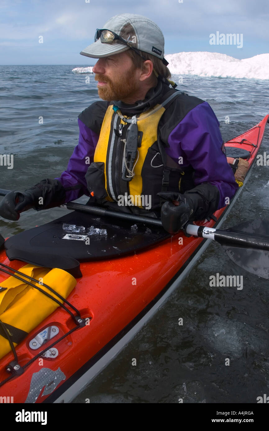 Un mare kayaker sul Lago Superiore in primavera nei pressi di Marquette Michigan nella Penisola Superiore. Foto Stock Un mare kayaker sul Lago Superiore in primavera nei pressi di Marquette Michigan nella Penisola Superiore. Foto Stock