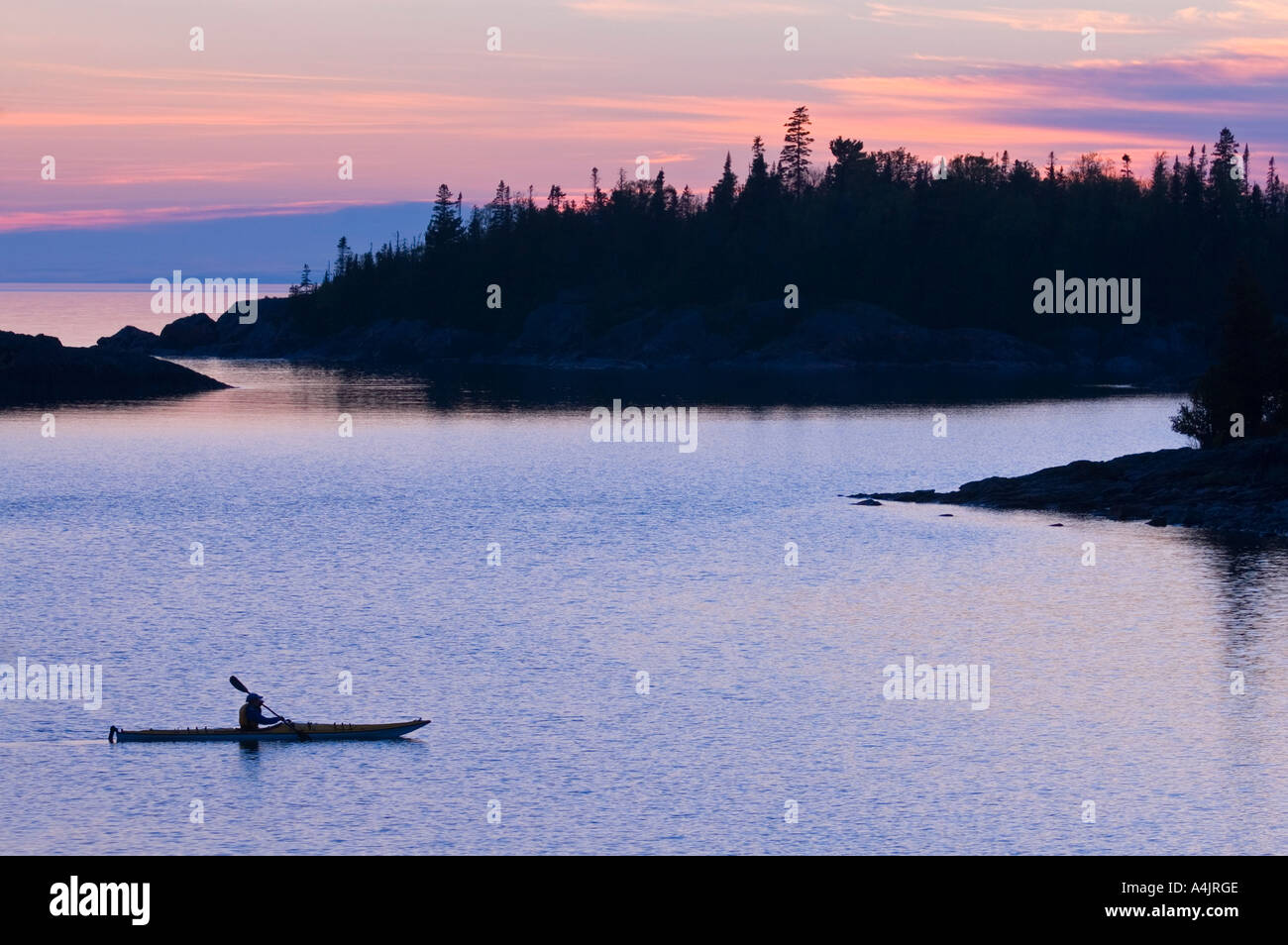 Un mare kayaker si stagliano su un telecomando cove nel Lago Superiore al Lago Superiore provinciale Wawa Ontario Foto Stock