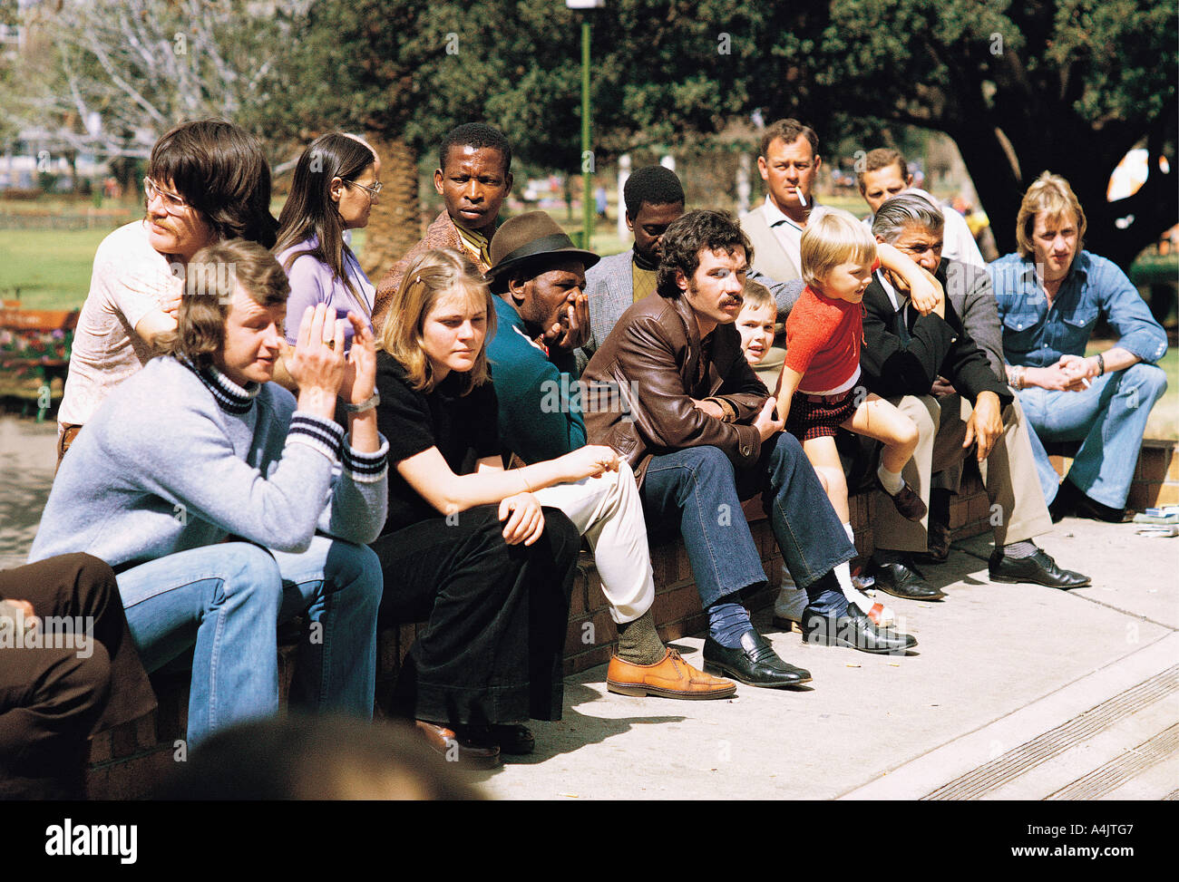 Razza mista gruppo di persone che guardano i giocatori di scacchi in Joubert Park a Johannesburg in Sud Africa Foto Stock Razza mista gruppo di persone che guardano i giocatori di scacchi in Joubert Park a Johannesburg in Sud Africa Foto Stock