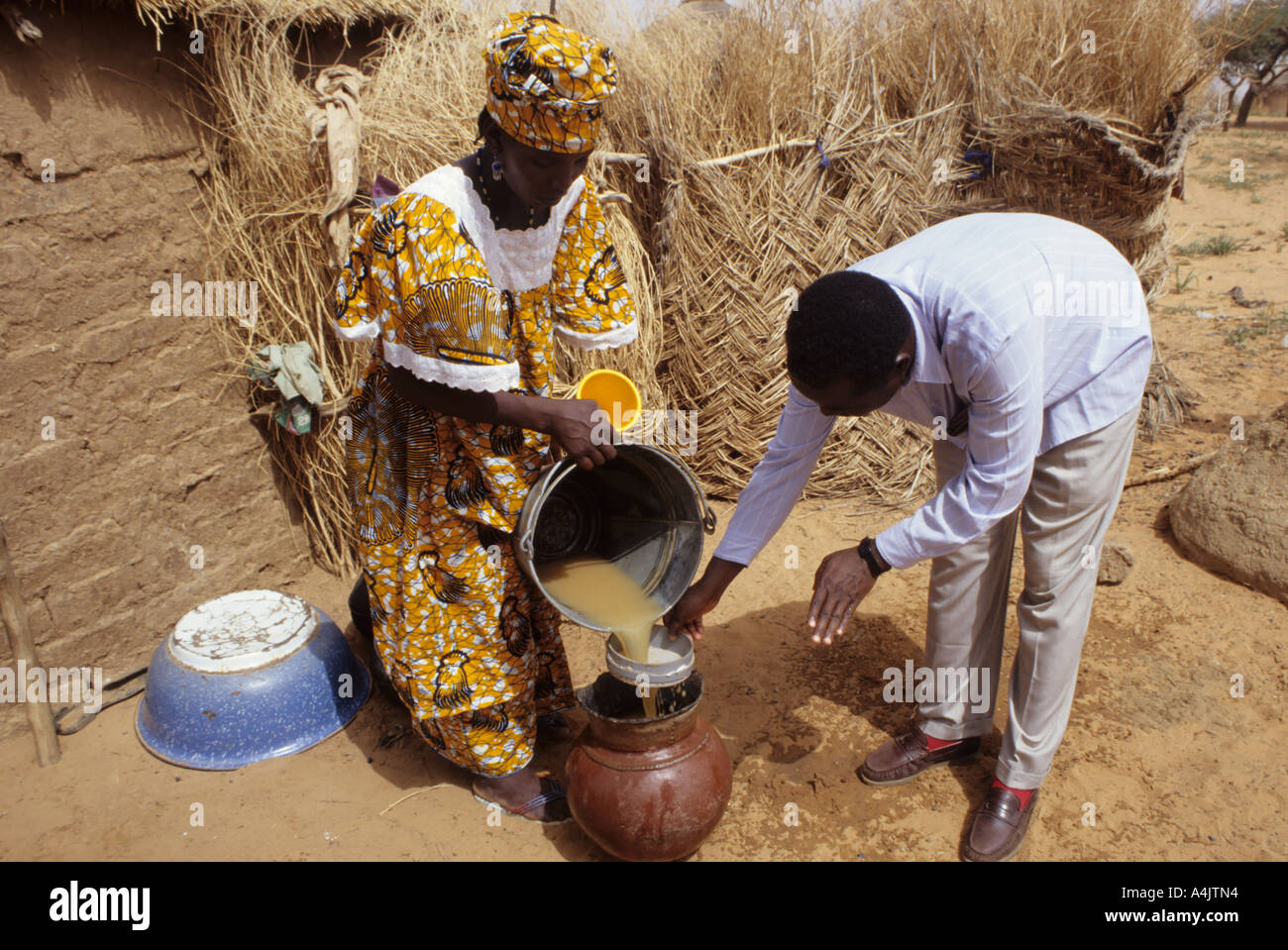 L'acqua di filtraggio per eliminare Cyclopods, Guinea Worm vettori, Niger Foto Stock