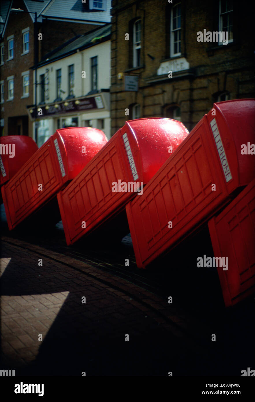 La scultura di Richard Mach righe di cabine telefoniche a Kingston Upon Thames Surrrey Greater London Inghilterra inglese gran bretagna british Foto Stock