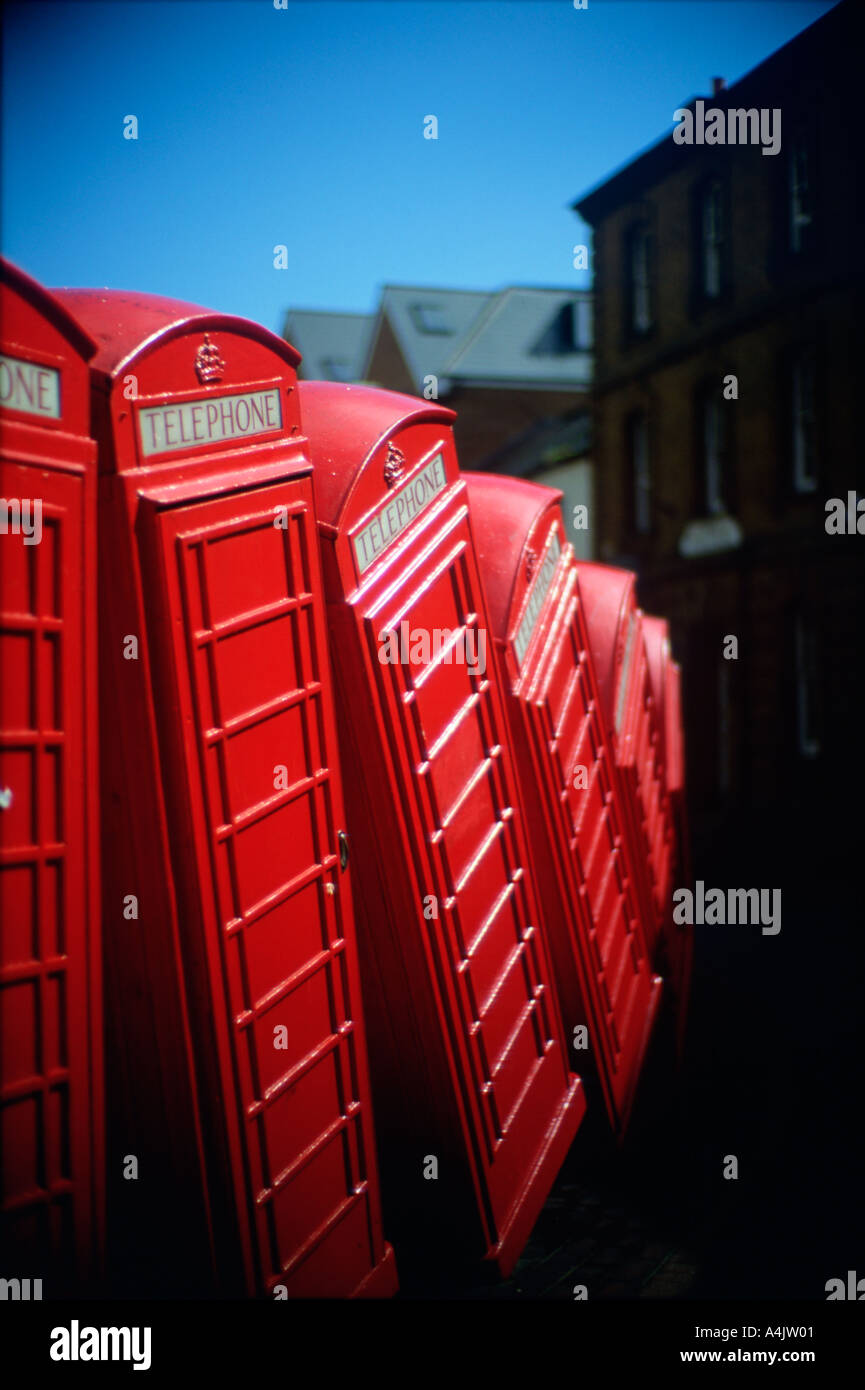 La scultura di Richard Mach righe di cabine telefoniche a Kingston Upon Thames Surrrey Greater London Inghilterra inglese gran bretagna british Foto Stock