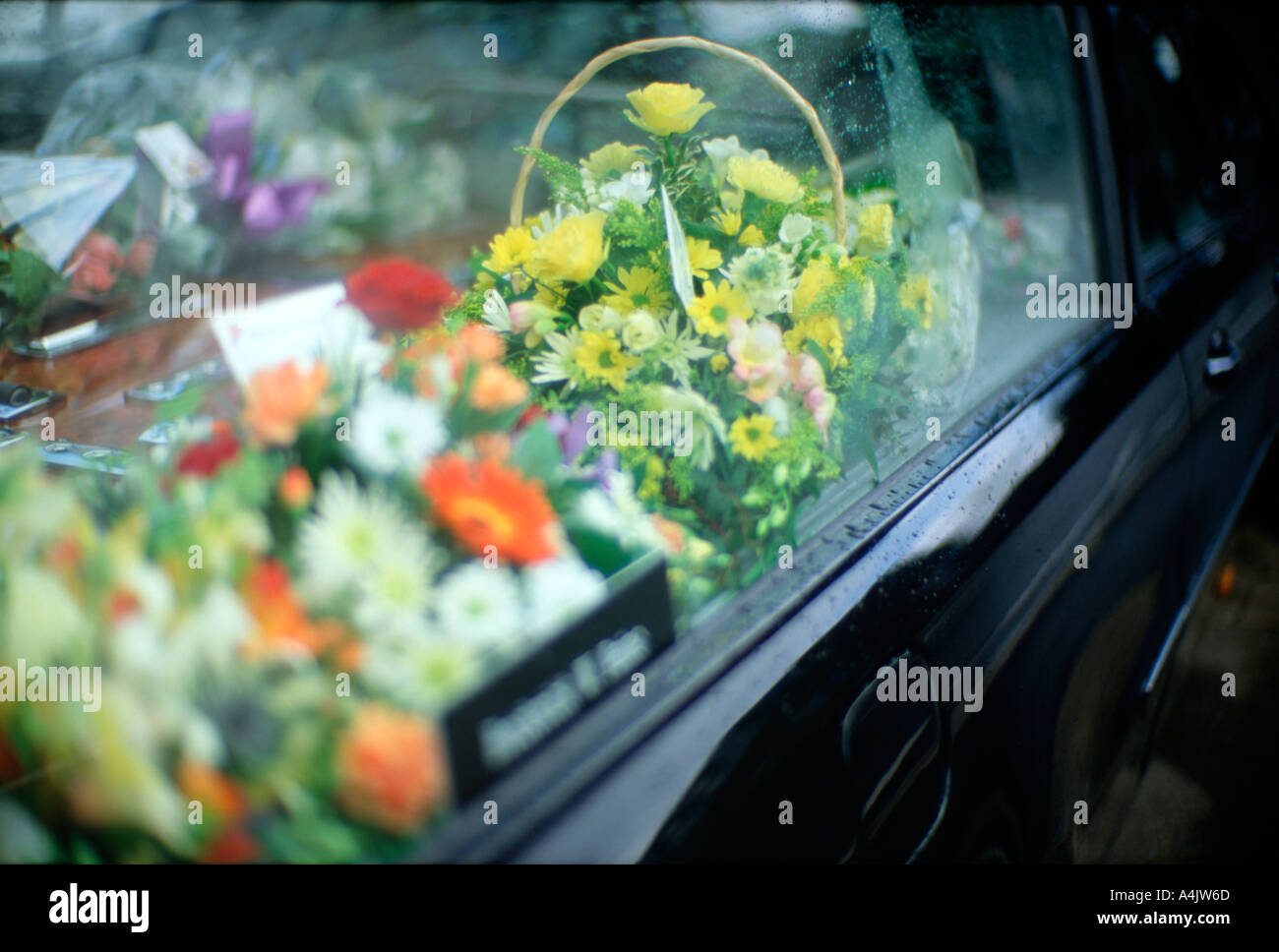 Dettaglio di fiori nella finestra di imprenditori funebre Kingston Upon Thames Surrey in Inghilterra uk gran bretagna europa UE Foto Stock