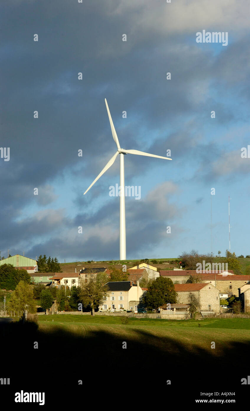 Turbina eolica sull'altopiano di Ally-Mercoeur, Auvergne, Francia Foto Stock