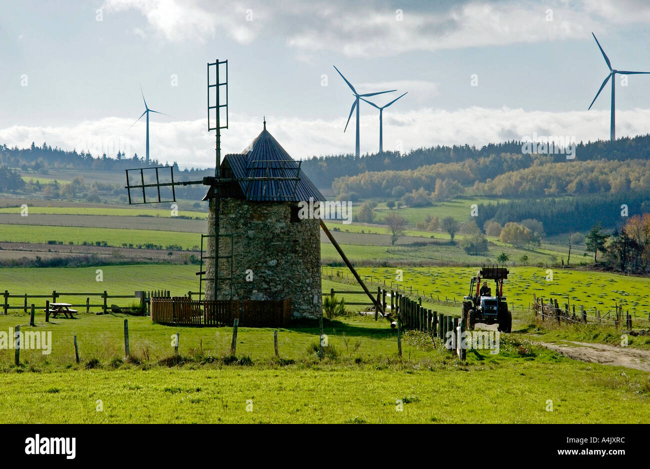 Mulino a vento tradizionale. Alleato per centrali eoliche Mercoeur, Haute-Loire, Auvergne Francia, Europa Foto Stock
