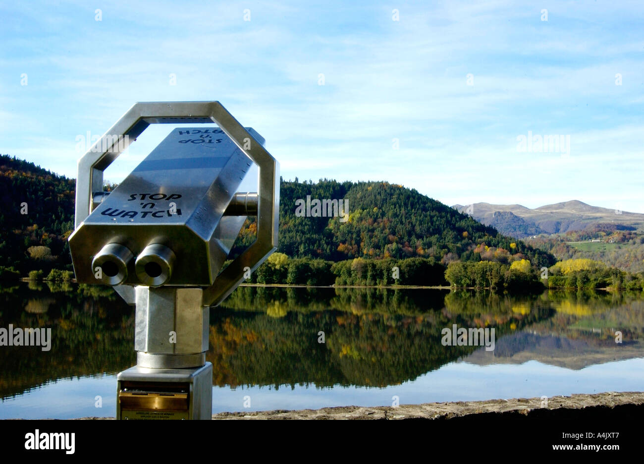 Il binocolo al lago Chambon in autunno. Puy de Dome. Auvergne Francia Foto Stock