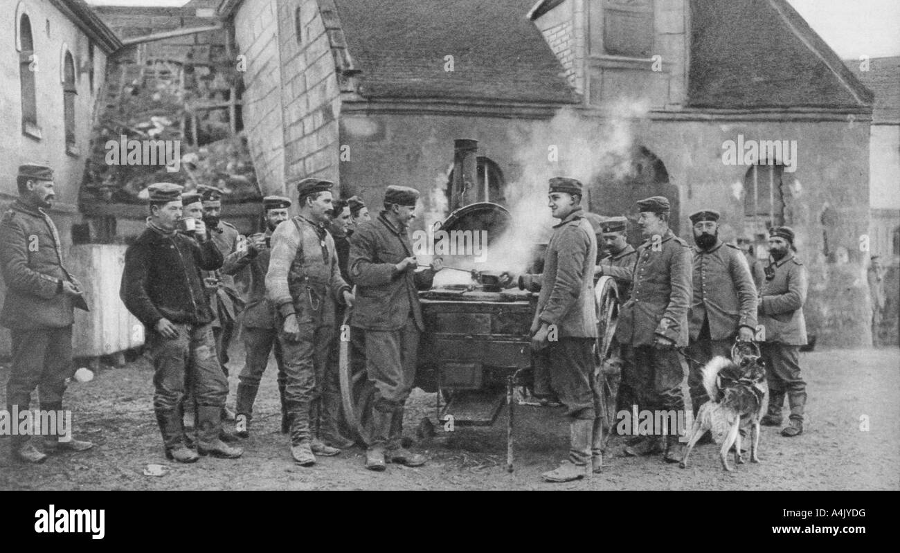 Un esercito tedesco cucina di campo in un villaggio francese, guerra mondiale I, 1915. Artista: sconosciuto Foto Stock