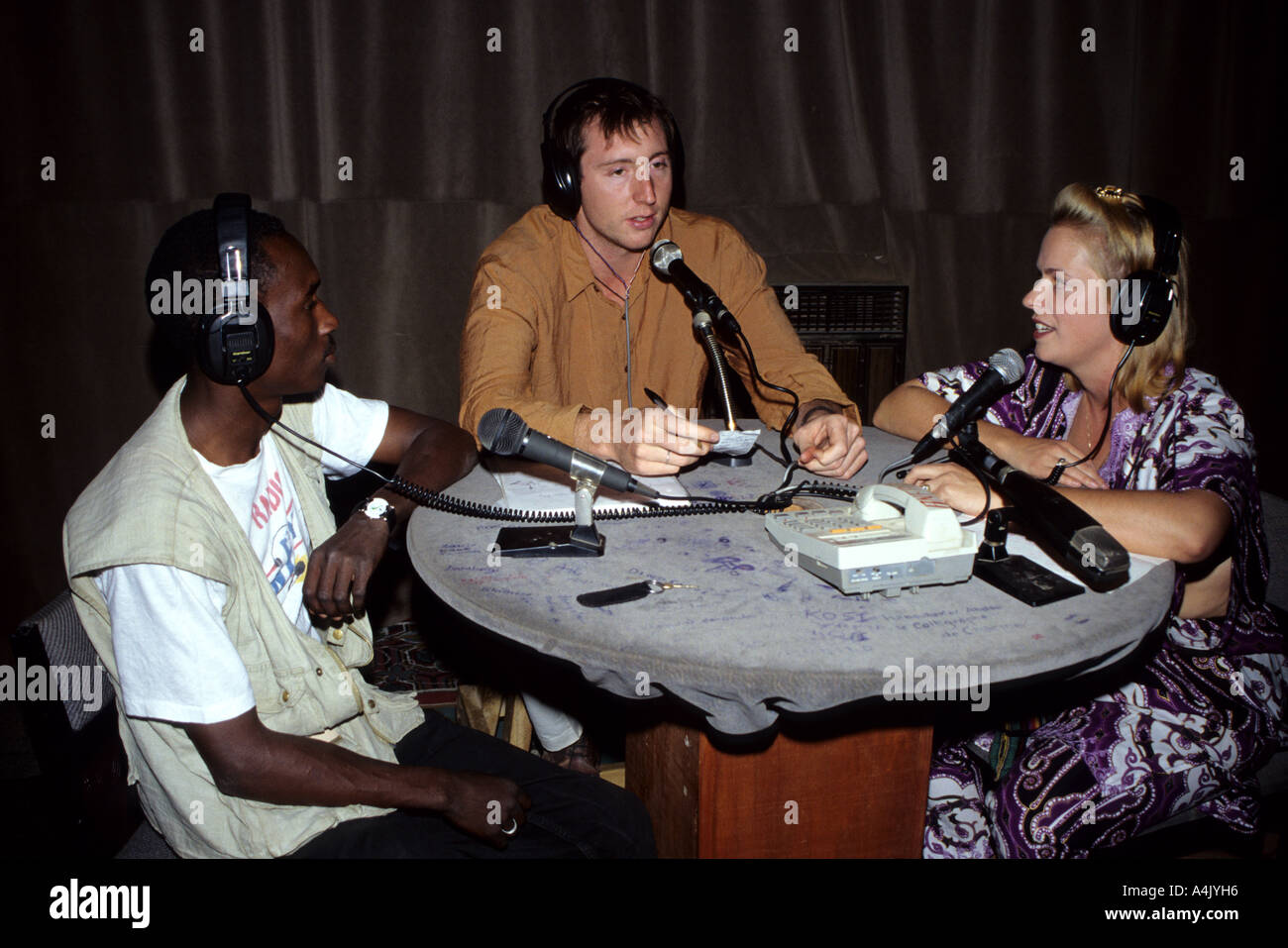 Volontarii del Corpo della Pace Broadcast programma educativo in lingua hausa, Zinder, Niger Foto Stock