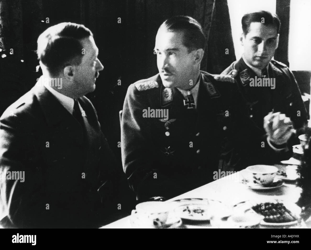 Adolf Hitler in conversazione con il tedesco air force fighter ace Adolf Galland, 1941. Artista: sconosciuto Foto Stock