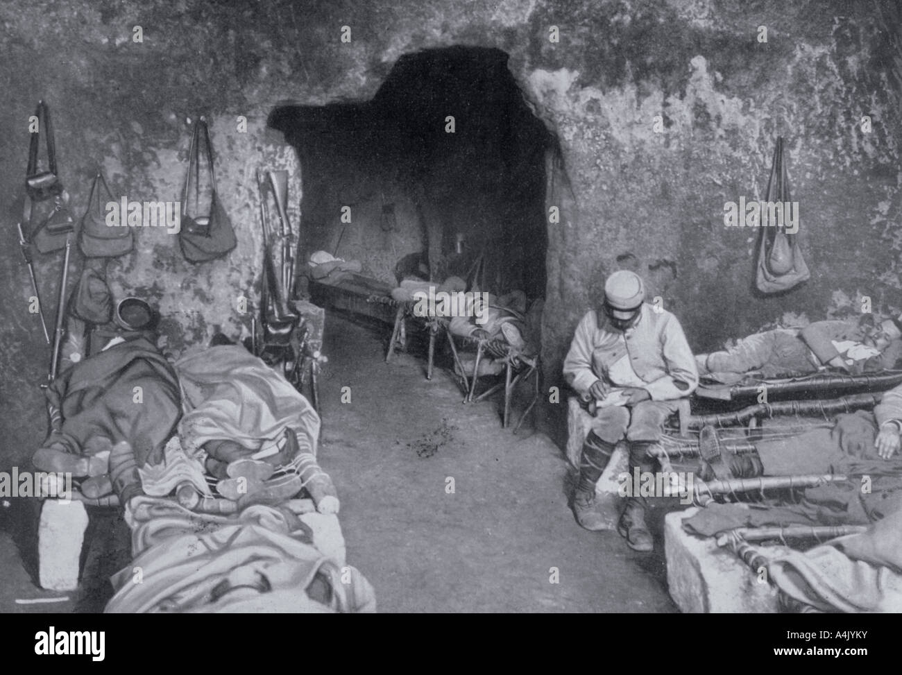 Quarti viventi in una grotta francese, guerra mondiale I, 1915. Artista: sconosciuto Foto Stock