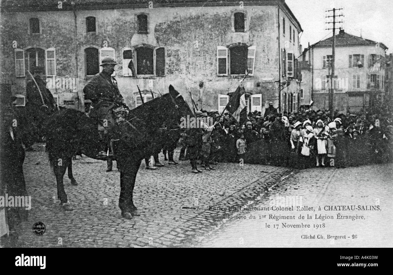 Il tenente colonnello Rollet entrando Chateau-Salins, Moselle, Francia, 17 novembre 1918. Artista: C Bergeret Foto Stock