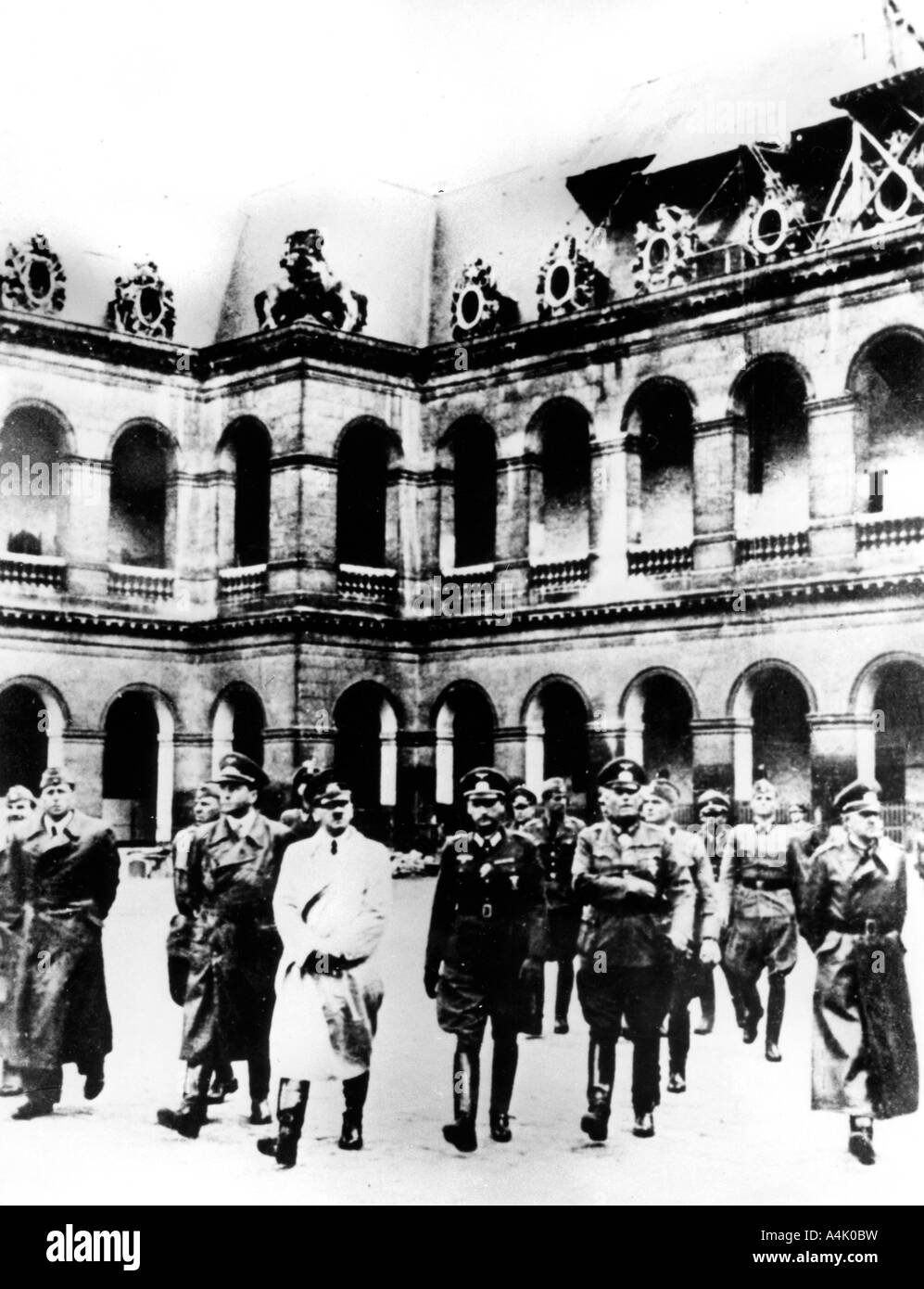 Adolf Hitler visitando la città occupata di Parigi, 1940. Artista: sconosciuto Foto Stock