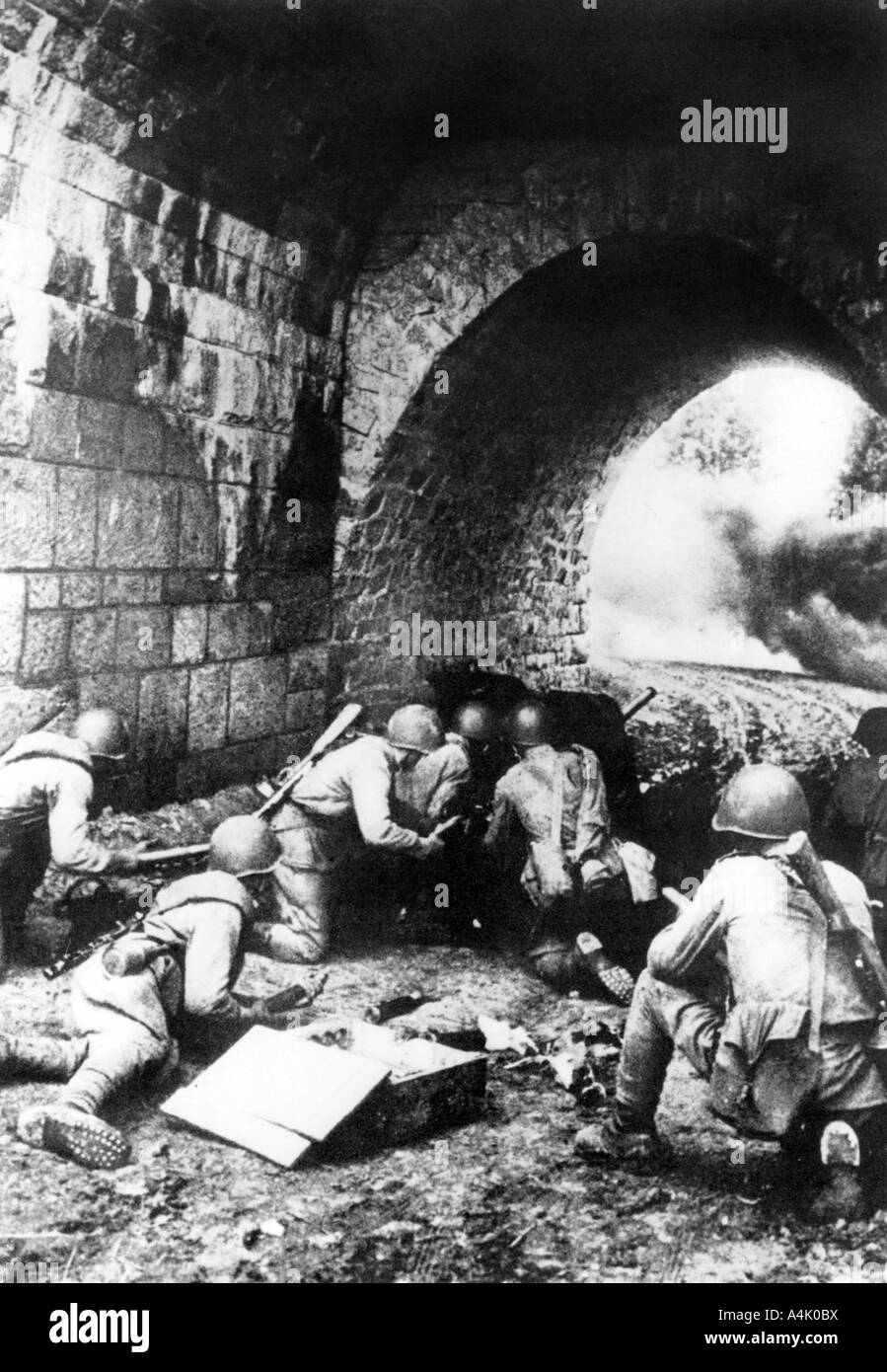 Soldati russi in azione nei pressi di Riga, Lettonia, 1944. Artista: sconosciuto Foto Stock