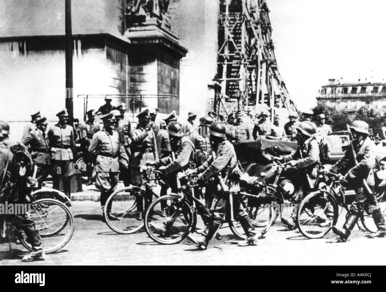 I soldati tedeschi marching passato l'Arc de Triomphe, Parigi, 14 giugno 1940. Artista: sconosciuto Foto Stock