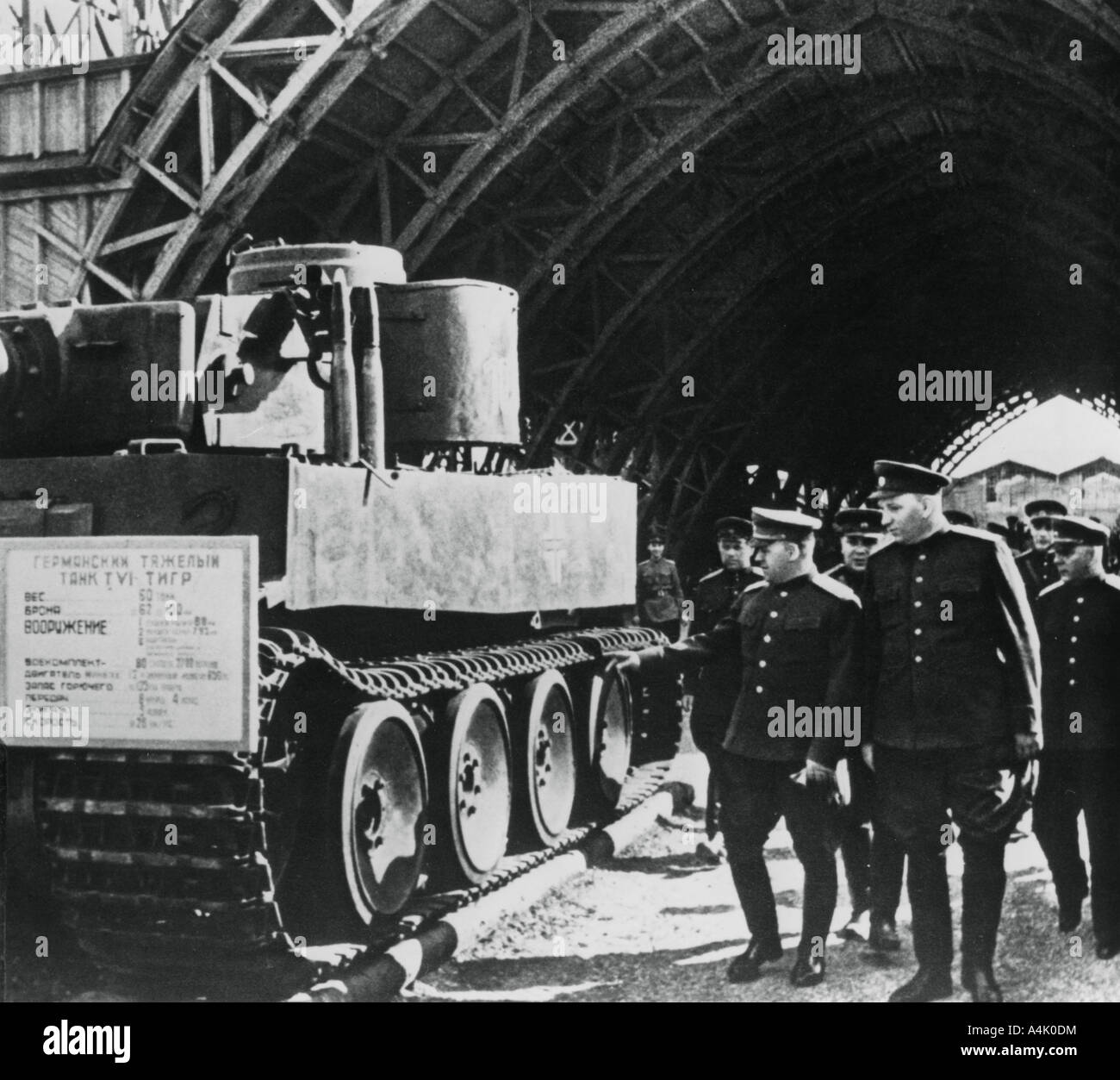 Generali russi ispezionare un esposizione di catturato armamenti tedeschi, Russia, 1943. Artista: sconosciuto Foto Stock