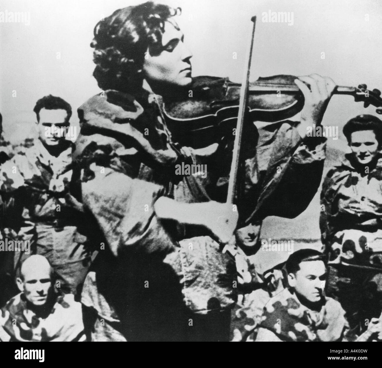 Esercito Russo infermiera riproduzione di un violino, Fronte Orientale, 1944. Artista: sconosciuto Foto Stock