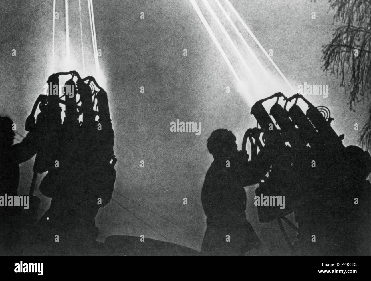 Searchlight gli operatori che preparano per una notte di bombardamento, Mosca, 1941. Artista: sconosciuto Foto Stock