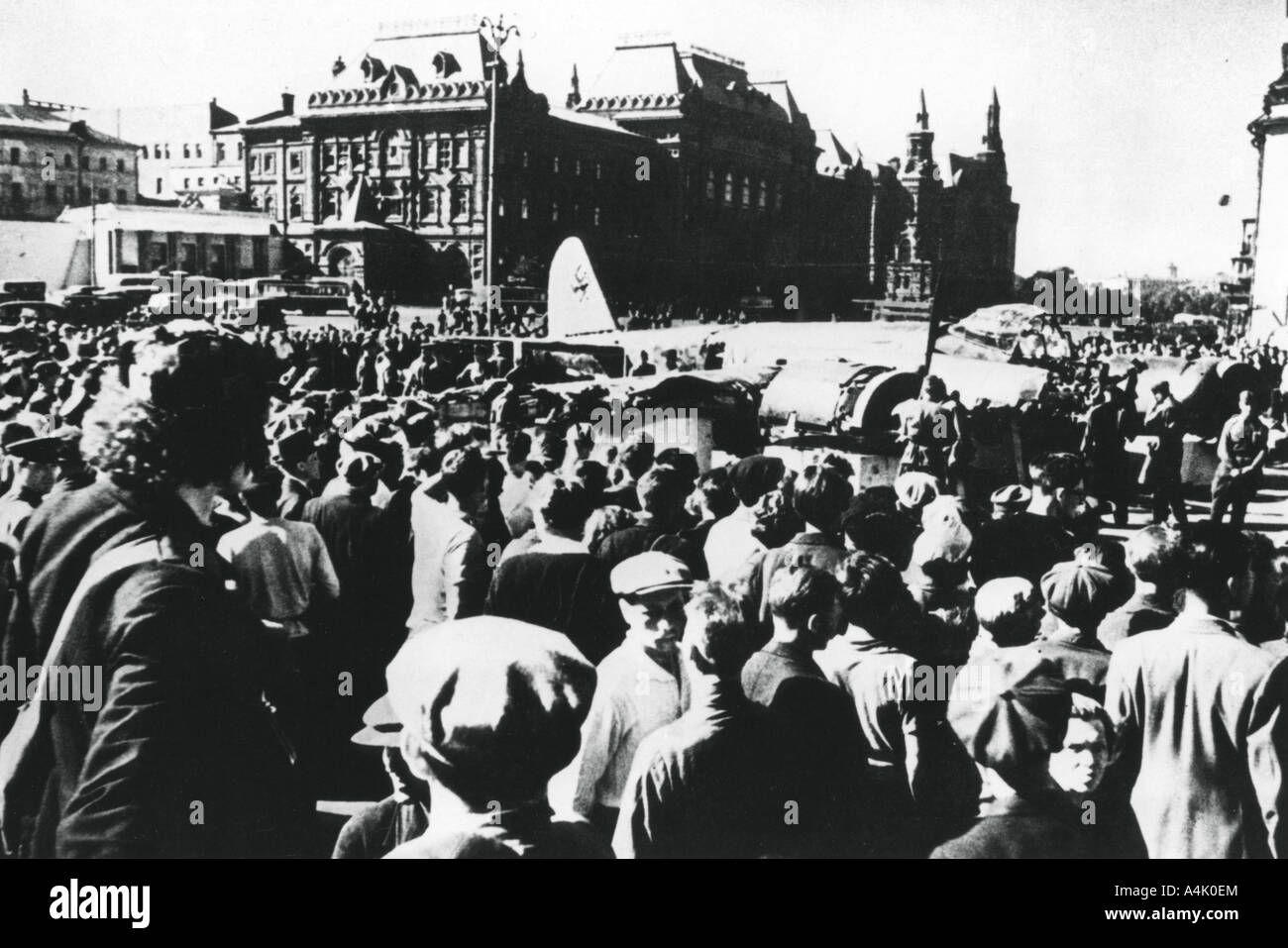 La folla intorno a un abbattuto bombardiere Tedesco sul display in Piazza Sverdlov, Mosca, 1941. Artista: sconosciuto Foto Stock