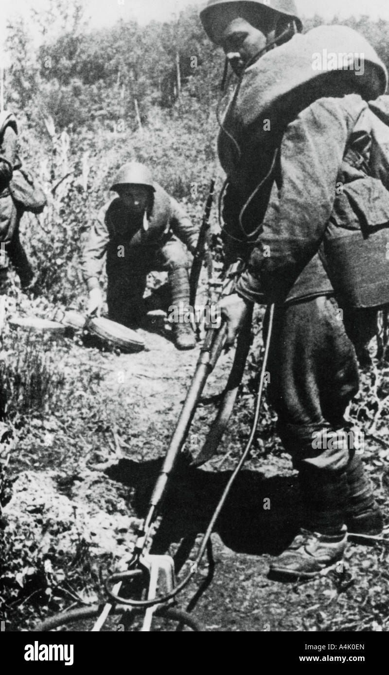 Soldati russi di sminamento, a ovest di Minsk, 1944. Artista: sconosciuto Foto Stock