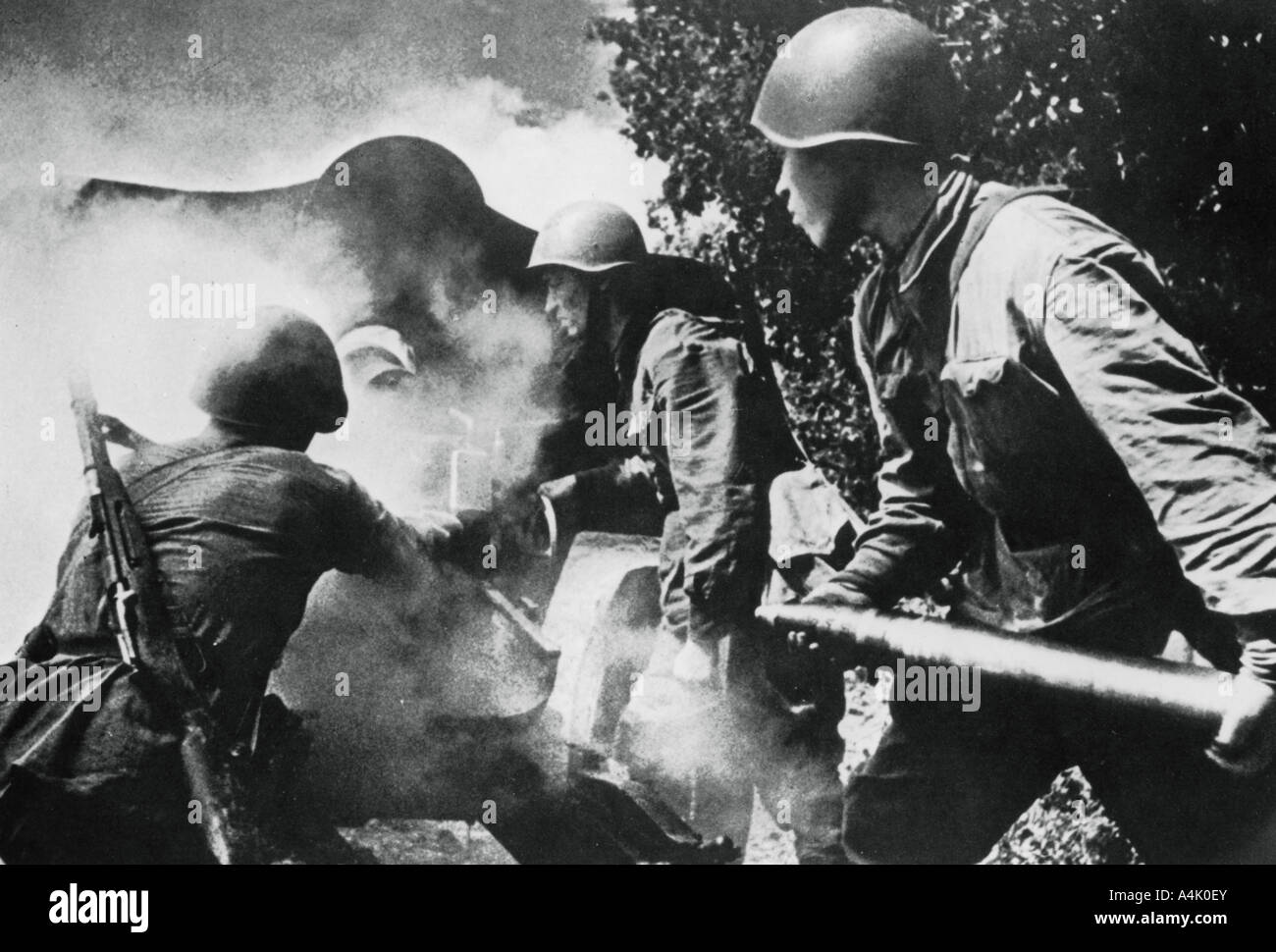 Artiglieria russa in azione, Fronte Orientale, 1943. Artista: sconosciuto Foto Stock