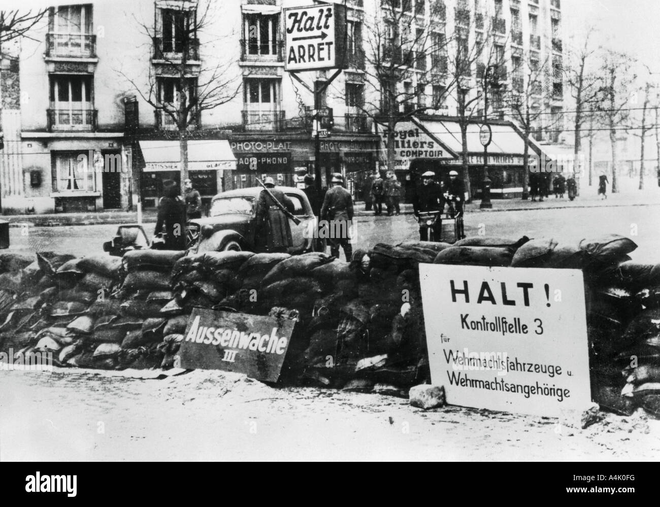 Checkpoint tedesco, occupata Parigi, 1940-1944. Artista: sconosciuto Foto Stock